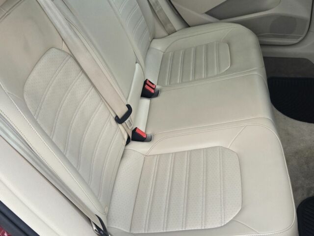 Красный Фольксваген Пассат, объемом двигателя 1.8 л и пробегом 175 тыс. км за 9000 $, фото 6 на Automoto.ua