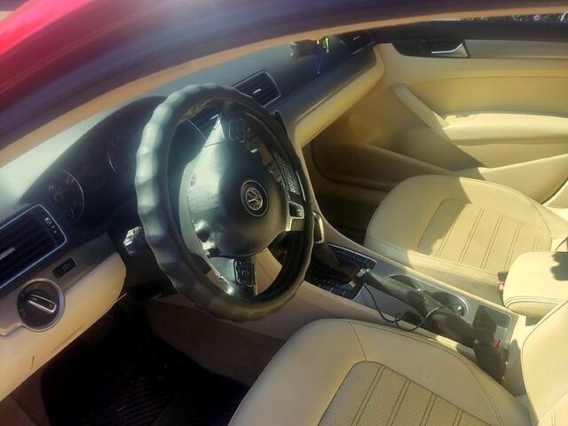 Красный Фольксваген Пассат, объемом двигателя 1.8 л и пробегом 210 тыс. км за 10000 $, фото 4 на Automoto.ua