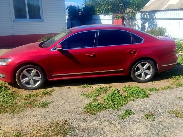 Красный Фольксваген Пассат, объемом двигателя 1.8 л и пробегом 210 тыс. км за 10000 $, фото 2 на Automoto.ua