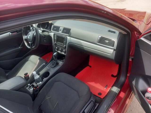 Красный Фольксваген Пассат, объемом двигателя 1.8 л и пробегом 178 тыс. км за 12700 $, фото 7 на Automoto.ua