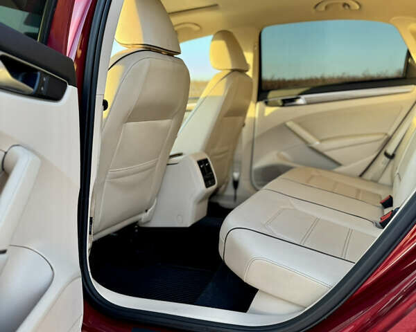 Красный Фольксваген Пассат, объемом двигателя 1.8 л и пробегом 140 тыс. км за 12750 $, фото 12 на Automoto.ua