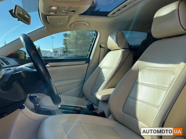 Красный Фольксваген Пассат, объемом двигателя 1.8 л и пробегом 143 тыс. км за 14000 $, фото 15 на Automoto.ua