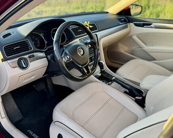 Красный Фольксваген Пассат, объемом двигателя 1.8 л и пробегом 140 тыс. км за 12750 $, фото 11 на Automoto.ua