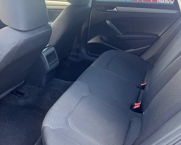 Красный Фольксваген Пассат, объемом двигателя 1.8 л и пробегом 130 тыс. км за 11800 $, фото 5 на Automoto.ua