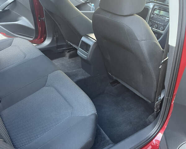 Красный Фольксваген Пассат, объемом двигателя 1.8 л и пробегом 130 тыс. км за 11800 $, фото 6 на Automoto.ua