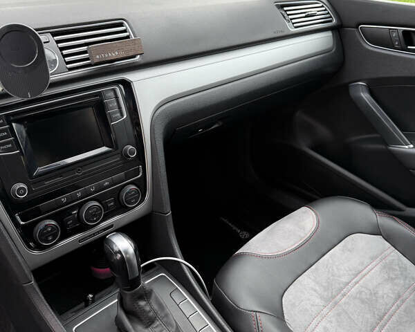 Красный Фольксваген Пассат, объемом двигателя 1.8 л и пробегом 170 тыс. км за 15800 $, фото 14 на Automoto.ua