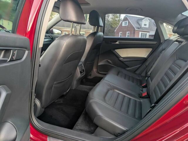 Червоний Фольксваген Пассат, об'ємом двигуна 3.6 л та пробігом 78 тис. км за 7000 $, фото 10 на Automoto.ua