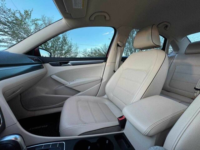 Фольксваген Пассат 2016 в Киеве на Automoto.ua Красный Фольксваген Пассат, объемом двигателя 1.8 л и пробегом 110 тыс. км за 12000 $, фото 16 на Automoto.ua