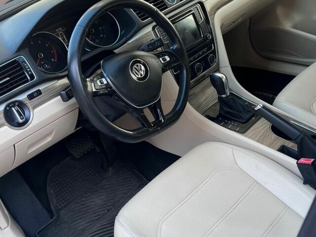 Красный Фольксваген Пассат, объемом двигателя 1.78 л и пробегом 196 тыс. км за 11900 $, фото 3 на Automoto.ua