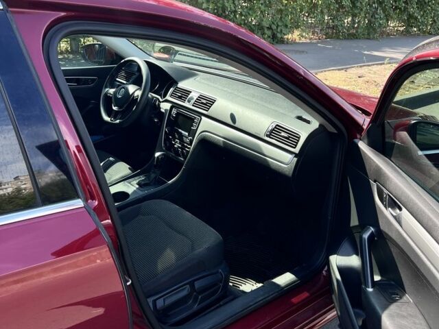 Красный Фольксваген Пассат, объемом двигателя 1.8 л и пробегом 169 тыс. км за 11399 $, фото 8 на Automoto.ua