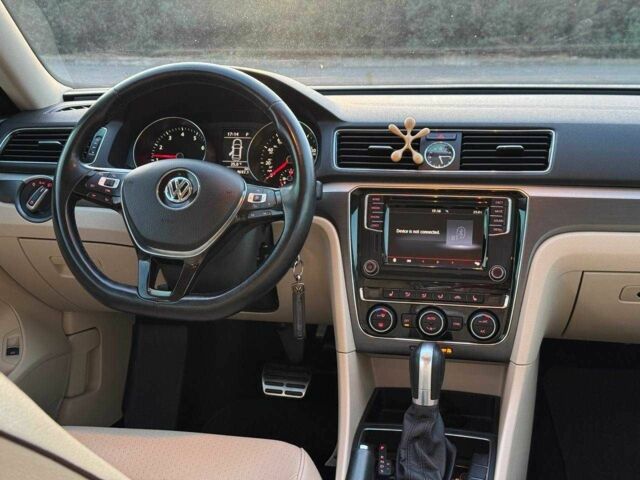 Фольксваген Пассат 2016 в Киеве на Automoto.ua Красный Фольксваген Пассат, объемом двигателя 1.8 л и пробегом 110 тыс. км за 12000 $, фото 13 на Automoto.ua
