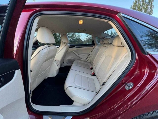 Фольксваген Пассат 2016 в Киеве на Automoto.ua Красный Фольксваген Пассат, объемом двигателя 1.8 л и пробегом 110 тыс. км за 12000 $, фото 9 на Automoto.ua