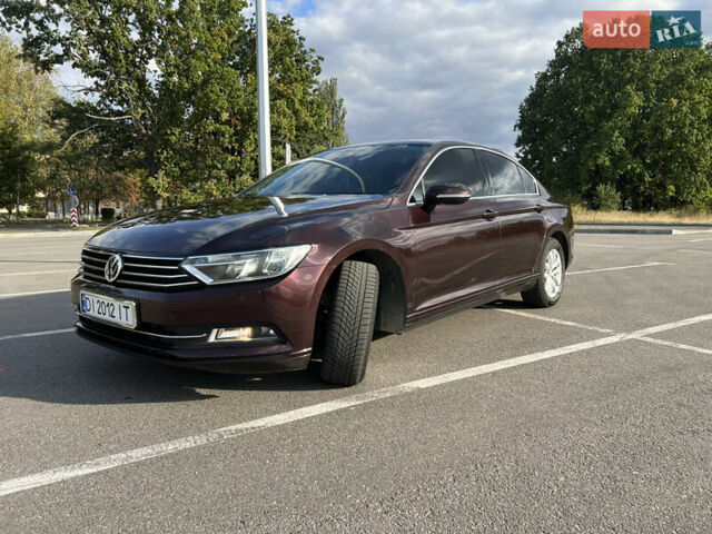 Красный Фольксваген Пассат, объемом двигателя 1.6 л и пробегом 262 тыс. км за 14700 $, фото 1 на Automoto.ua