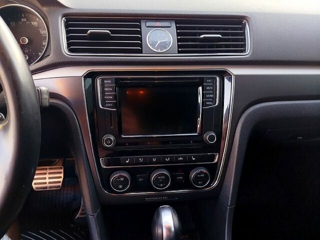 Красный Фольксваген Пассат, объемом двигателя 1.8 л и пробегом 120 тыс. км за 11000 $, фото 2 на Automoto.ua