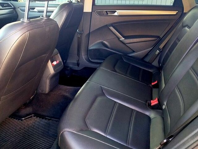 Красный Фольксваген Пассат, объемом двигателя 1.8 л и пробегом 120 тыс. км за 11000 $, фото 4 на Automoto.ua