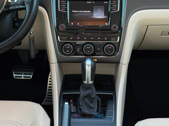 Фольксваген Пассат 2016 в Киеве на Automoto.ua Красный Фольксваген Пассат, объемом двигателя 1.8 л и пробегом 110 тыс. км за 12000 $, фото 14 на Automoto.ua