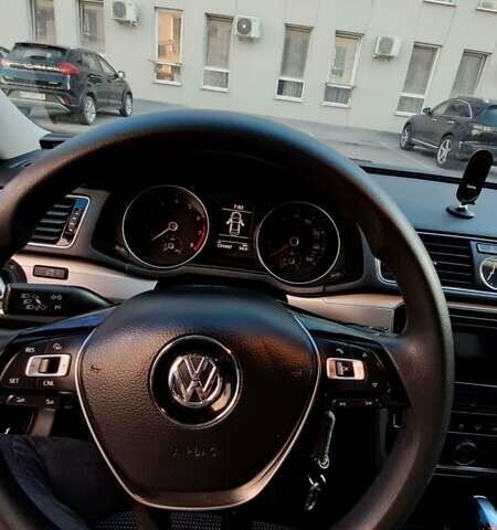 Красный Фольксваген Пассат, объемом двигателя 1.8 л и пробегом 232 тыс. км за 10000 $, фото 6 на Automoto.ua