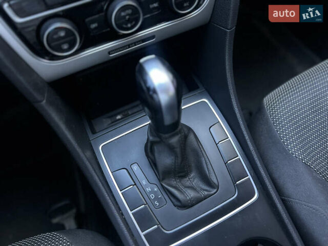 Красный Фольксваген Пассат, объемом двигателя 1.8 л и пробегом 169 тыс. км за 11400 $, фото 11 на Automoto.ua