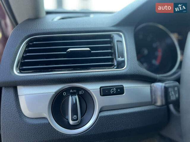 Красный Фольксваген Пассат, объемом двигателя 1.8 л и пробегом 169 тыс. км за 11400 $, фото 12 на Automoto.ua