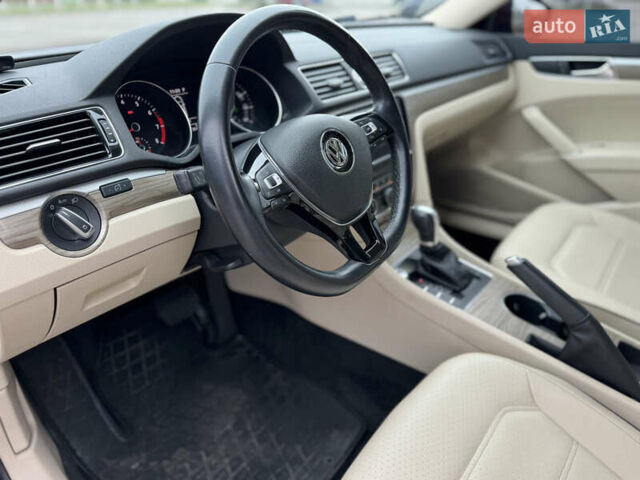 Красный Фольксваген Пассат, объемом двигателя 1.8 л и пробегом 132 тыс. км за 13600 $, фото 13 на Automoto.ua