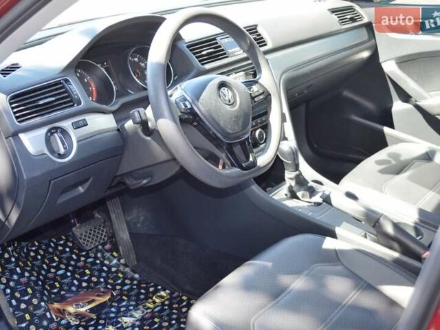 Красный Фольксваген Пассат, объемом двигателя 2 л и пробегом 170 тыс. км за 12900 $, фото 30 на Automoto.ua