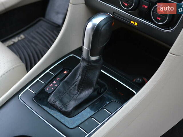 Красный Фольксваген Пассат, объемом двигателя 2 л и пробегом 144 тыс. км за 12999 $, фото 35 на Automoto.ua