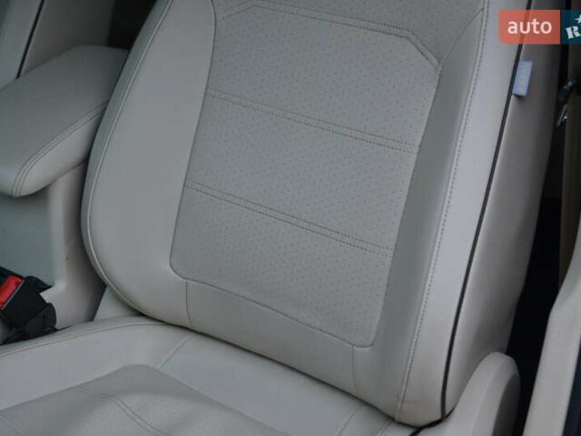 Красный Фольксваген Пассат, объемом двигателя 2 л и пробегом 144 тыс. км за 12999 $, фото 28 на Automoto.ua