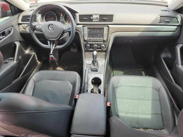 Красный Фольксваген Пассат, объемом двигателя 2 л и пробегом 125 тыс. км за 2000 $, фото 7 на Automoto.ua