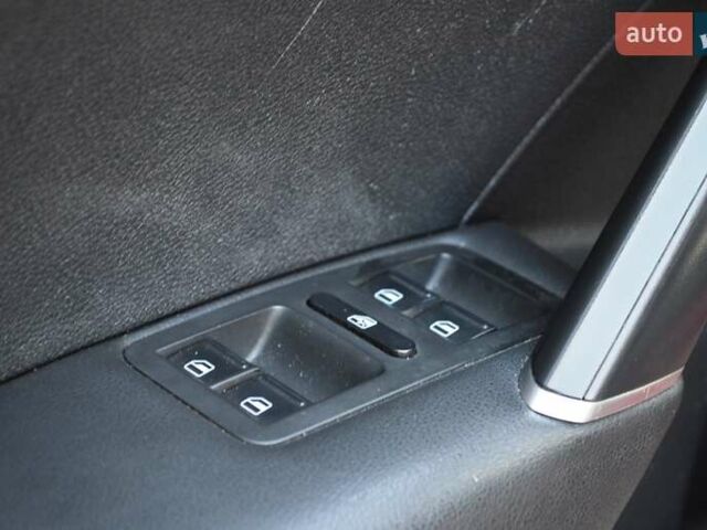 Красный Фольксваген Пассат, объемом двигателя 2 л и пробегом 170 тыс. км за 12900 $, фото 29 на Automoto.ua