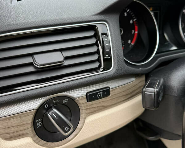 Червоний Фольксваген Пассат, об'ємом двигуна 2 л та пробігом 193 тис. км за 12777 $, фото 26 на Automoto.ua