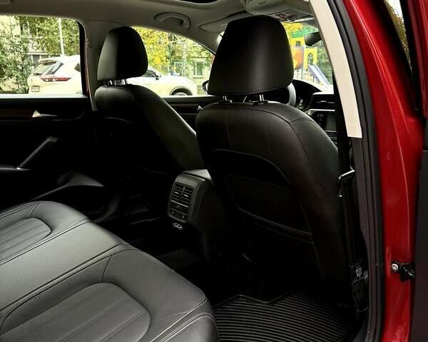 Фольксваген Пассат 2021 у Ромнах на Automoto.ua Червоний Фольксваген Пассат, об'ємом двигуна 1.98 л та пробігом 43 тис. км за 21600 $, фото 15 на Automoto.ua