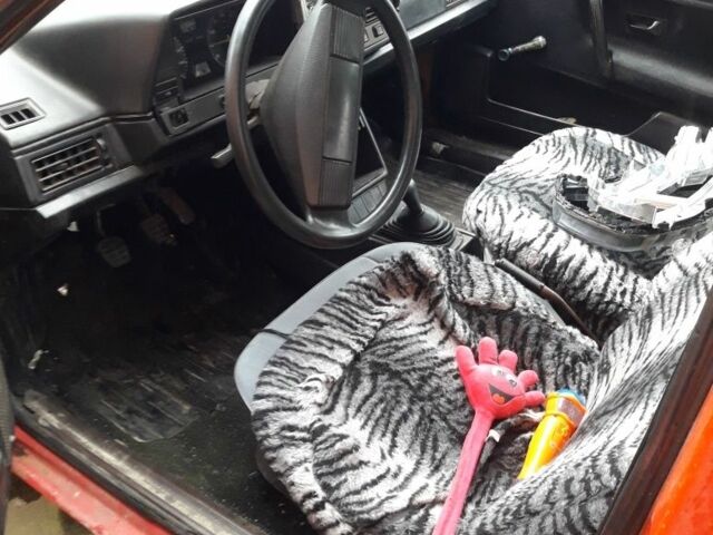 Красный Фольксваген Пассат, объемом двигателя 1.6 л и пробегом 127 тыс. км за 1400 $, фото 5 на Automoto.ua