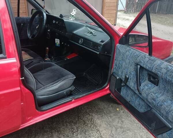 Красный Фольксваген Пассат, объемом двигателя 1.6 л и пробегом 333 тыс. км за 2300 $, фото 4 на Automoto.ua