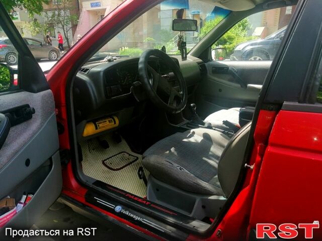 Красный Фольксваген Пассат, объемом двигателя 1.8 л и пробегом 413 тыс. км за 3200 $, фото 5 на Automoto.ua