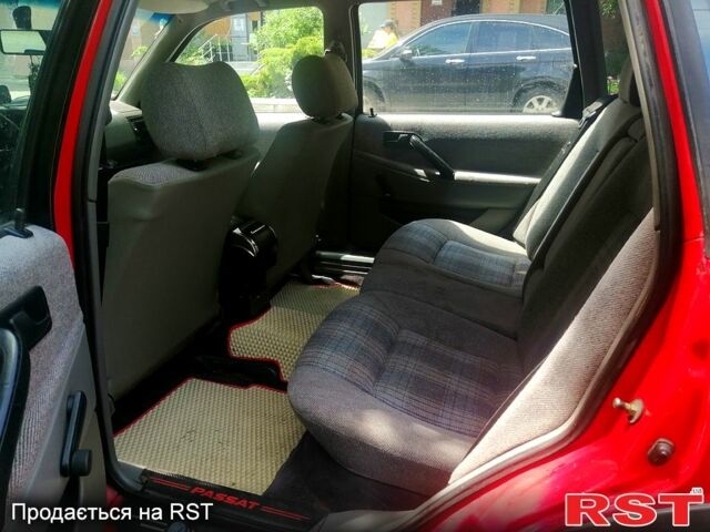 Красный Фольксваген Пассат, объемом двигателя 1.8 л и пробегом 413 тыс. км за 3200 $, фото 4 на Automoto.ua