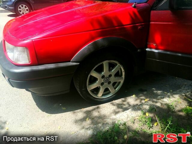 Красный Фольксваген Пассат, объемом двигателя 1.8 л и пробегом 413 тыс. км за 3200 $, фото 2 на Automoto.ua