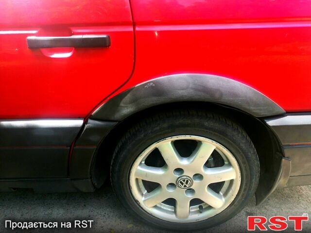 Красный Фольксваген Пассат, объемом двигателя 1.8 л и пробегом 413 тыс. км за 3200 $, фото 3 на Automoto.ua
