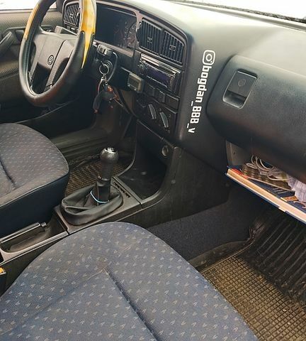 Червоний Фольксваген Пассат, об'ємом двигуна 1.6 л та пробігом 0 тис. км за 1500 $, фото 3 на Automoto.ua