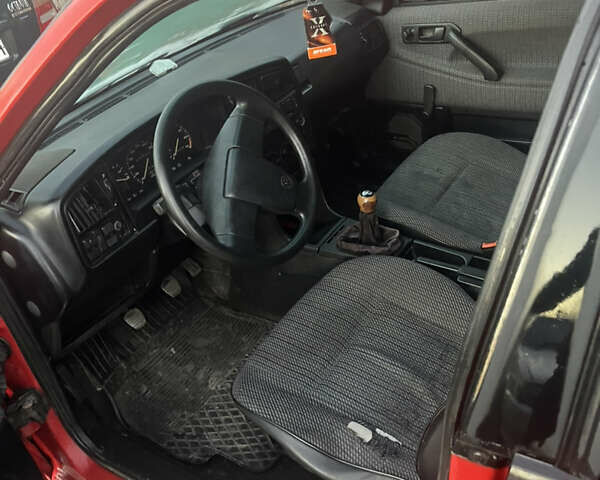 Красный Фольксваген Пассат, объемом двигателя 1.8 л и пробегом 200 тыс. км за 1250 $, фото 6 на Automoto.ua