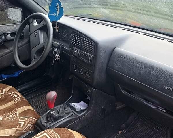 Красный Фольксваген Пассат, объемом двигателя 1.8 л и пробегом 285 тыс. км за 1700 $, фото 4 на Automoto.ua