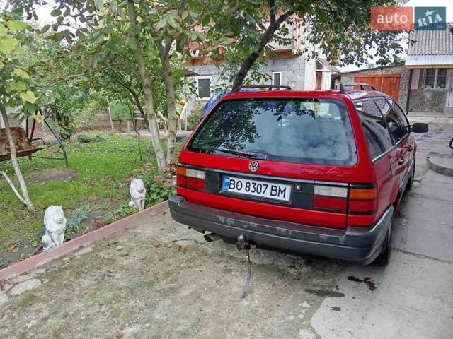 Красный Фольксваген Пассат, объемом двигателя 1.6 л и пробегом 258 тыс. км за 1150 $, фото 1 на Automoto.ua