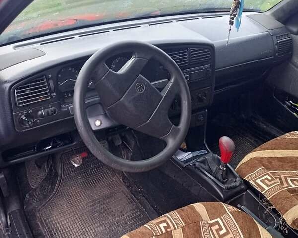 Красный Фольксваген Пассат, объемом двигателя 1.8 л и пробегом 285 тыс. км за 1700 $, фото 6 на Automoto.ua