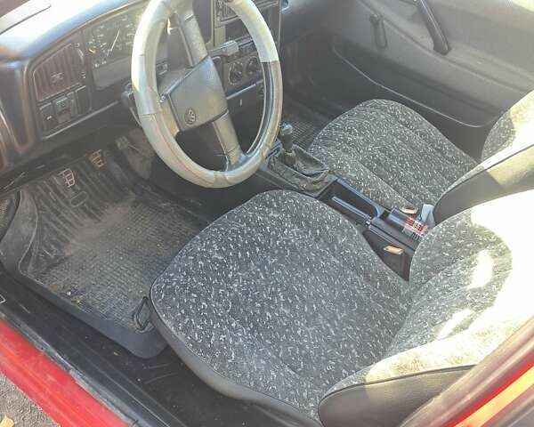 Червоний Фольксваген Пассат, об'ємом двигуна 1.6 л та пробігом 222 тис. км за 950 $, фото 2 на Automoto.ua