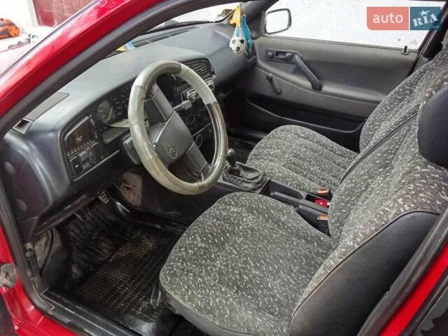 Красный Фольксваген Пассат, объемом двигателя 1.6 л и пробегом 258 тыс. км за 1150 $, фото 2 на Automoto.ua