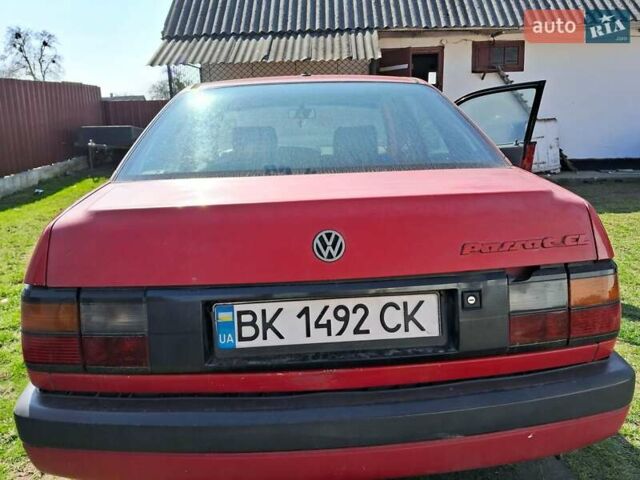 Красный Фольксваген Пассат, объемом двигателя 1.6 л и пробегом 230 тыс. км за 2200 $, фото 1 на Automoto.ua