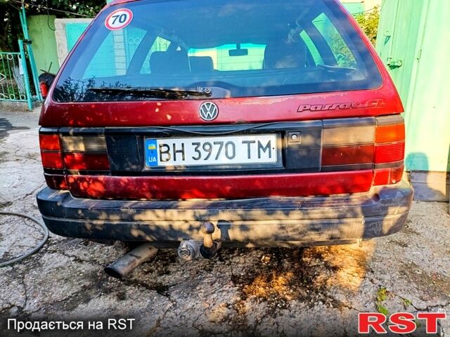 Красный Фольксваген Пассат, объемом двигателя 1.6 л и пробегом 449 тыс. км за 2000 $, фото 3 на Automoto.ua