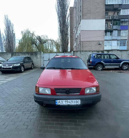 Красный Фольксваген Пассат, объемом двигателя 1.8 л и пробегом 300 тыс. км за 3000 $, фото 1 на Automoto.ua