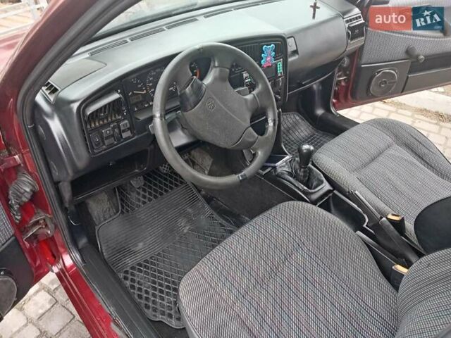 Красный Фольксваген Пассат, объемом двигателя 1.78 л и пробегом 400 тыс. км за 1300 $, фото 8 на Automoto.ua