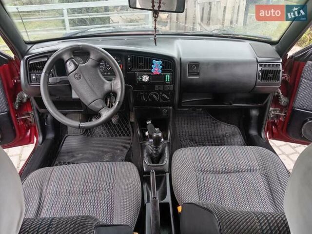 Красный Фольксваген Пассат, объемом двигателя 1.78 л и пробегом 400 тыс. км за 1300 $, фото 7 на Automoto.ua