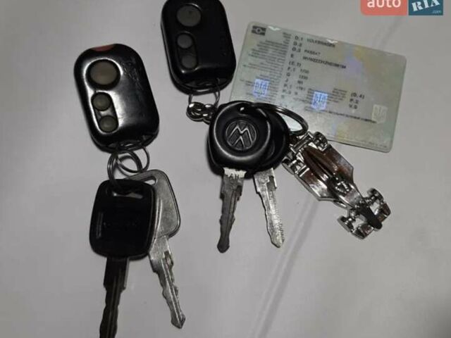 Красный Фольксваген Пассат, объемом двигателя 1.8 л и пробегом 380 тыс. км за 2600 $, фото 12 на Automoto.ua